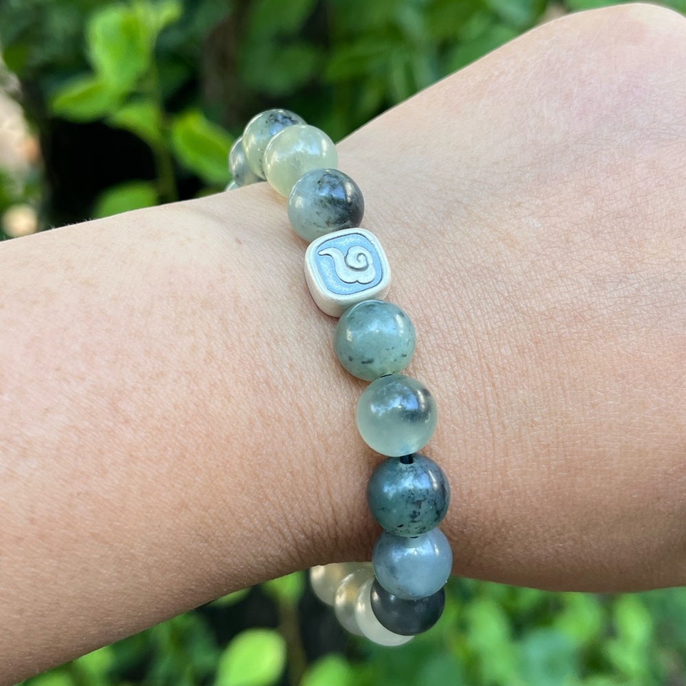 10mm stretchable Xiuyan jade with silver accent - Picture 7 of 12